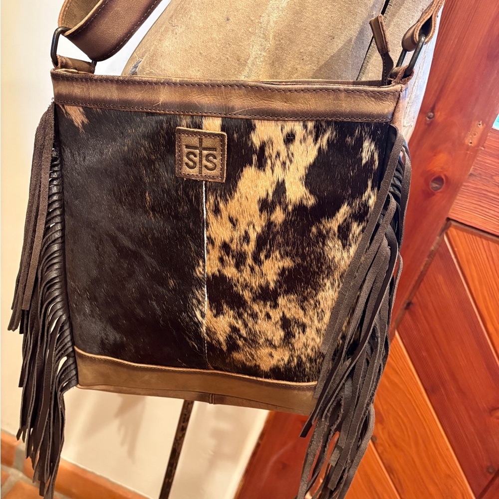 STS Ranchwear Brown and Black Cowhide Fringe Shoulder Bag - Picture 8 of 11